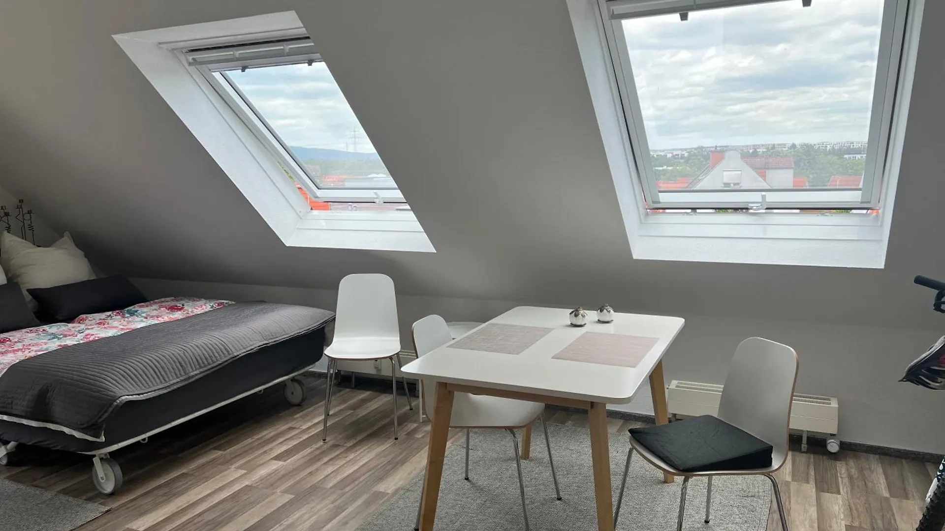 Gemuetliche Helle Dach-Wohnung In Frankfurt Frankfurt am Main Apartment